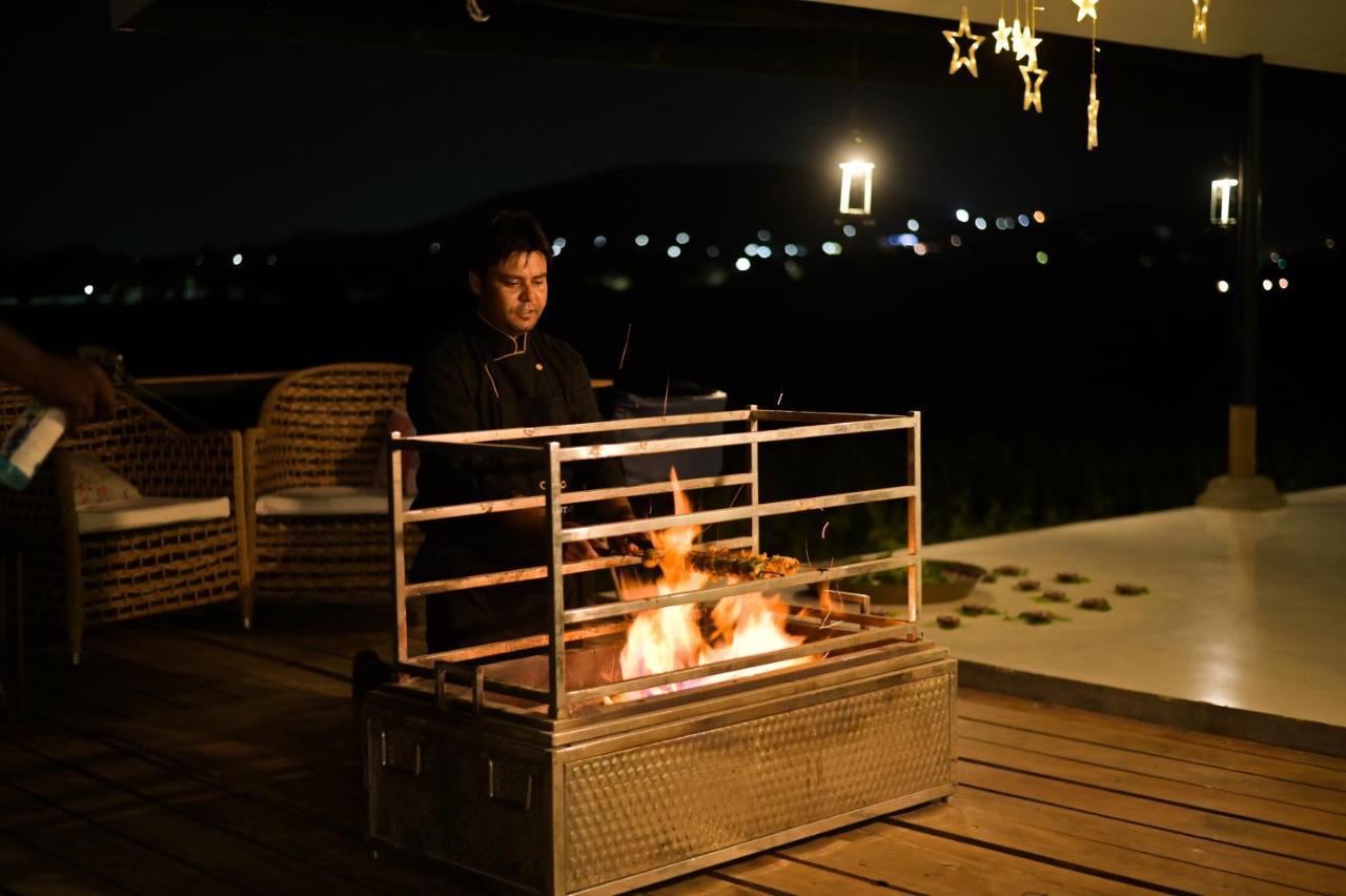 Saffronstays Onellaa, Nashik - Infinity Pool Villa Surrounded By A Vineyard Exterior photo