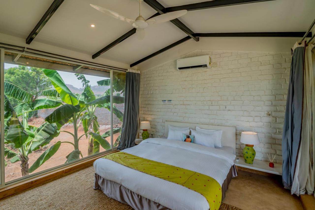 Saffronstays Onellaa, Nashik - Infinity Pool Villa Surrounded By A Vineyard Exterior photo